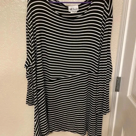 NWOT plus size 4x cotton blend long sleeve asymmetrical bodice seam black/white - Picture 6 of 6